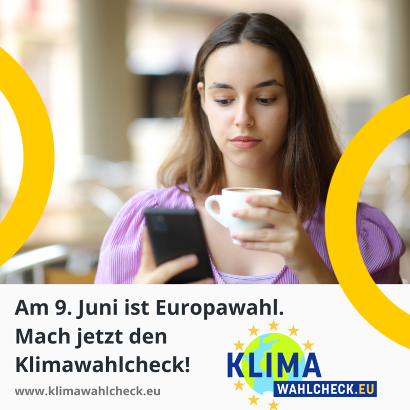 Junge Frau mit Kaffeetasse blickt nachdenklich auf ihr Smartphone. Aufruf: "Am 9. Juni ist Europawahl. Mach jetzt den Klimawahlcheck!"