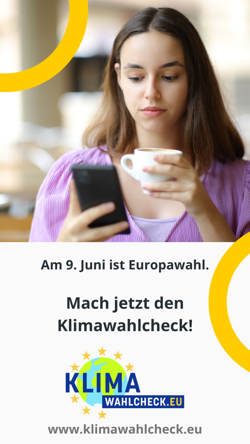 Junge Frau mit Kaffeetasse blickt nachdenklich auf ihr Smartphone. Aufruf: "Am 9. Juni ist Europawahl. Mach jetzt den Klimawahlcheck!"